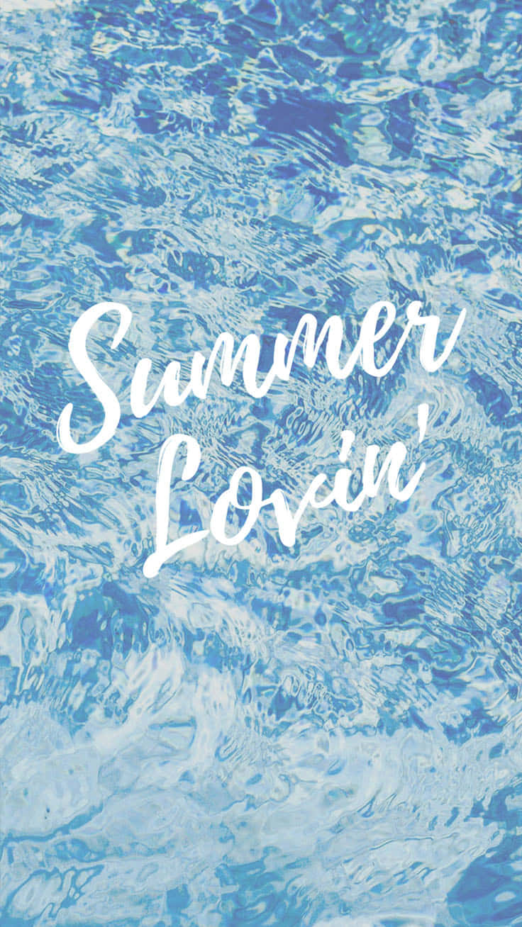 碧綠泳池水的漣漪與白色草書文字 Summer Lovin'