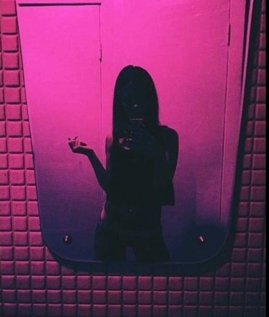 在粉紅色瓷磚浴室中對著鏡子自拍的人。 — Baddie 美學 壁紙