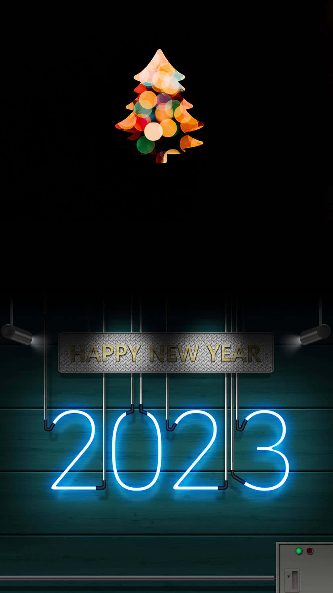 慶祝2023新年的霓虹燈牌，上方有模糊的聖誕樹。