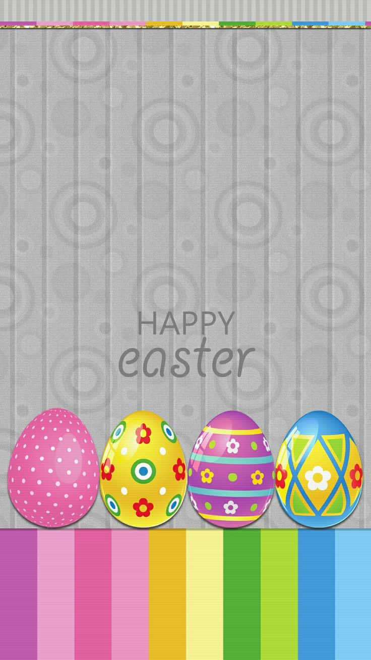 四個裝飾過的復活節彩蛋放在彩色條紋底座上，帶有「Happy Easter」文字。