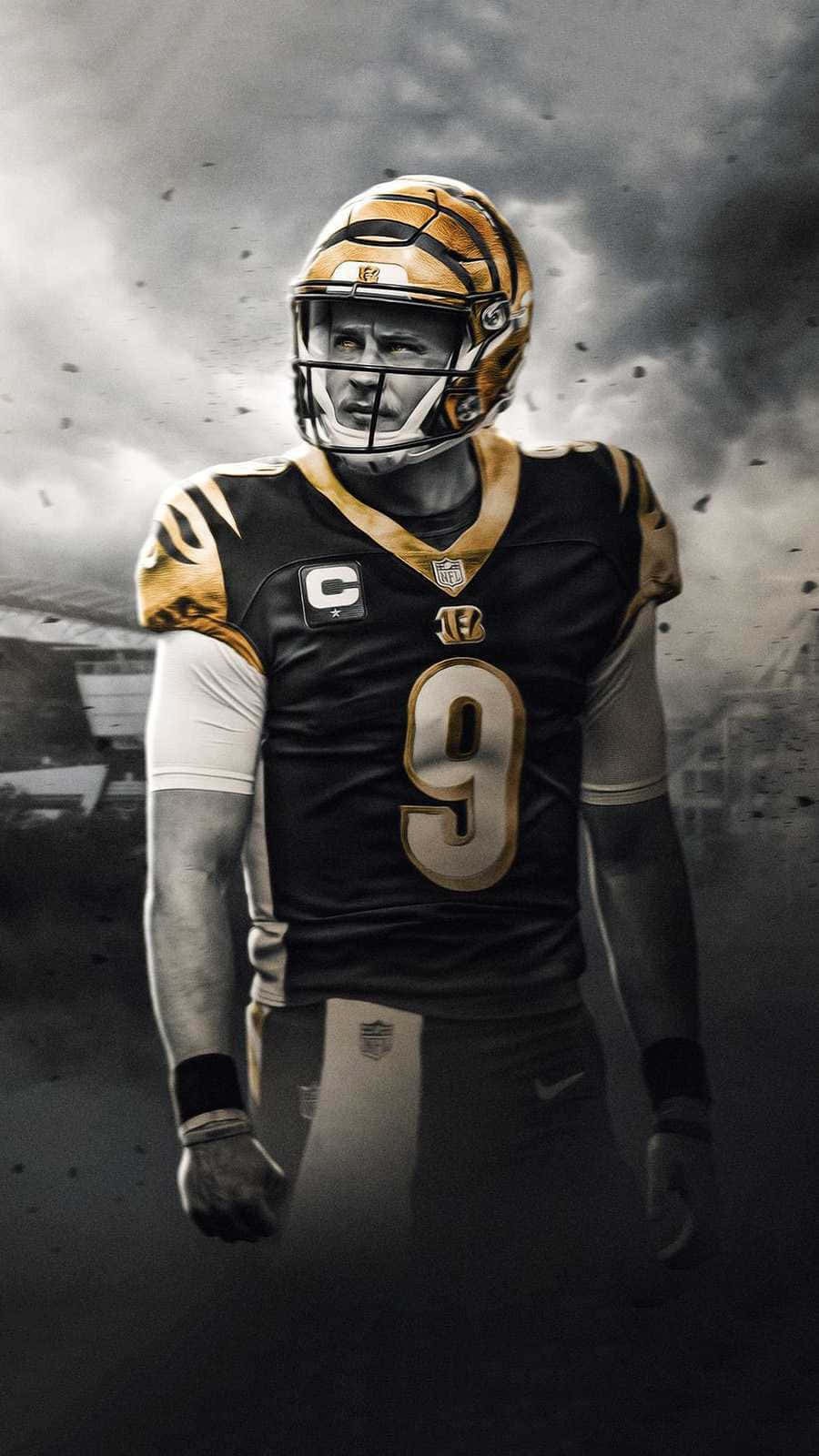 身穿黑金色制服的NFL四分衛站在暴風煙霧中