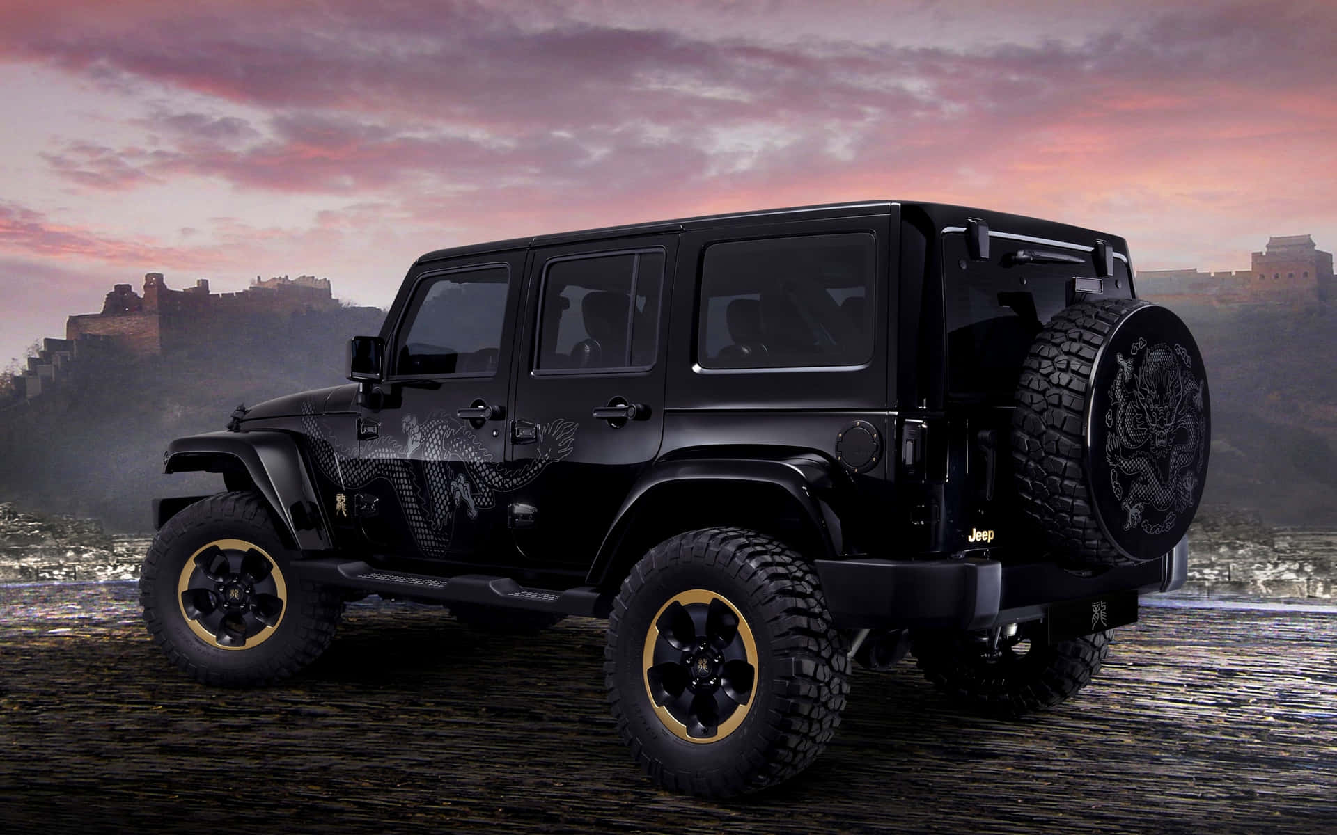 夕陽下，黑色Jeep Wrangler帶龍形圖案停在古老城堡廢墟附近。