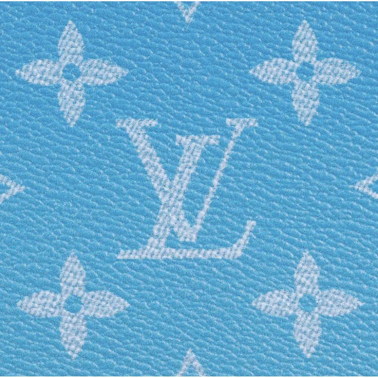 淺藍色紋理布料，帶有白色 Louis Vuitton 字母組合圖案和花卉圖案。