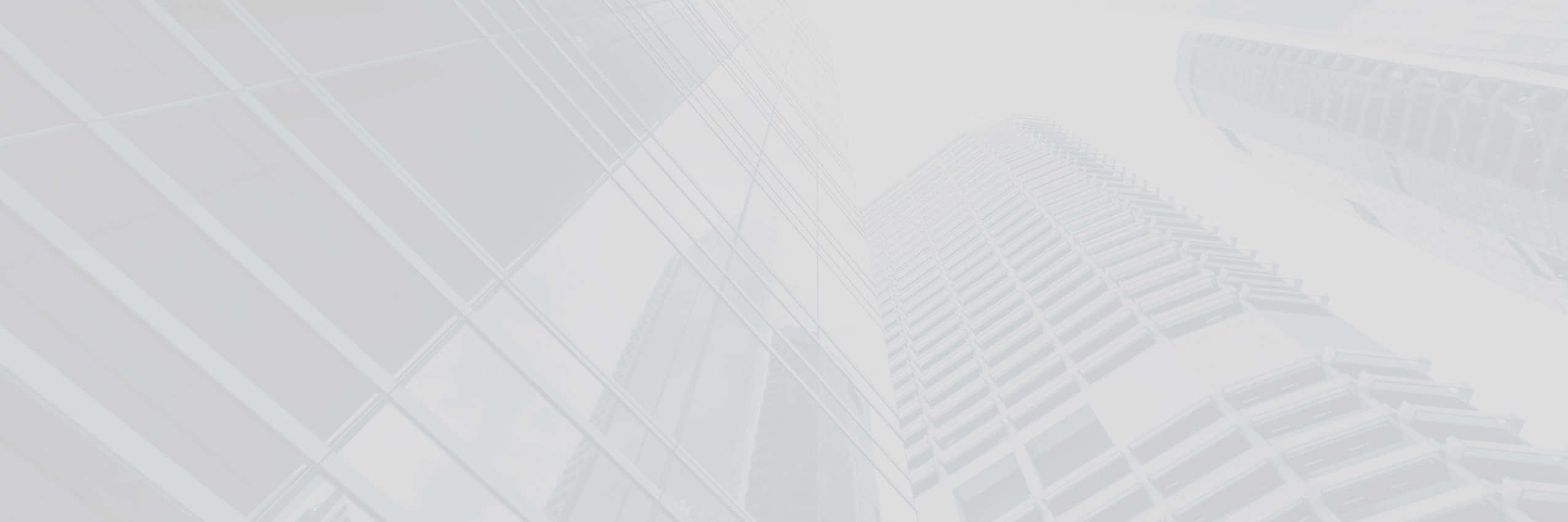以時尚照片展現專業形象 壁紙 — 從低角度仰望高聳的玻璃摩天大樓，聳入朦朧的白色天空。