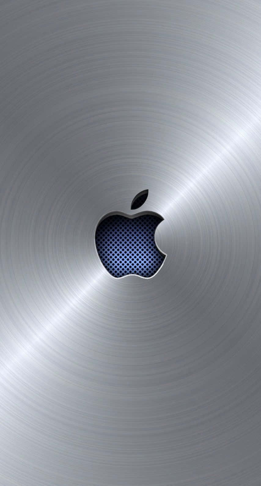 拉絲金屬上的Apple標誌鏤空，帶有藍色穿孔內部。