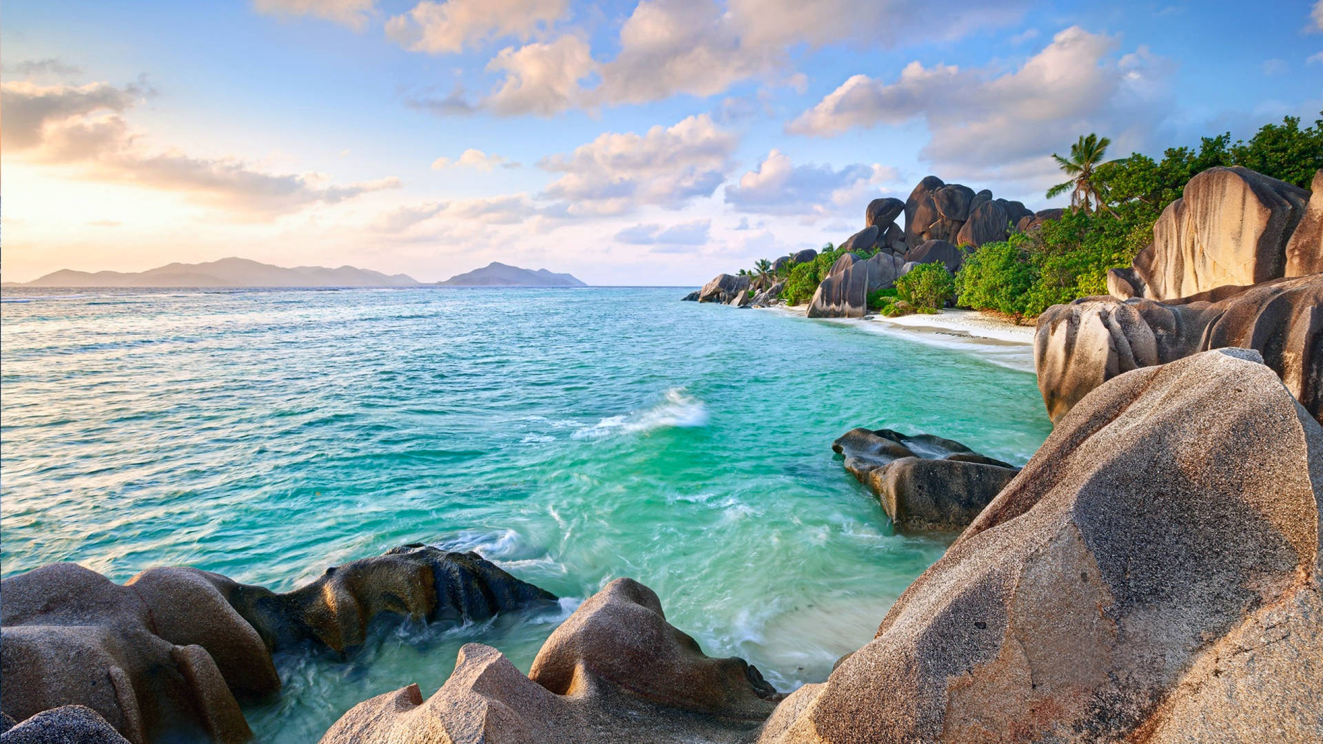 熱帶海灘，碧綠海水和巨型岩石，日落