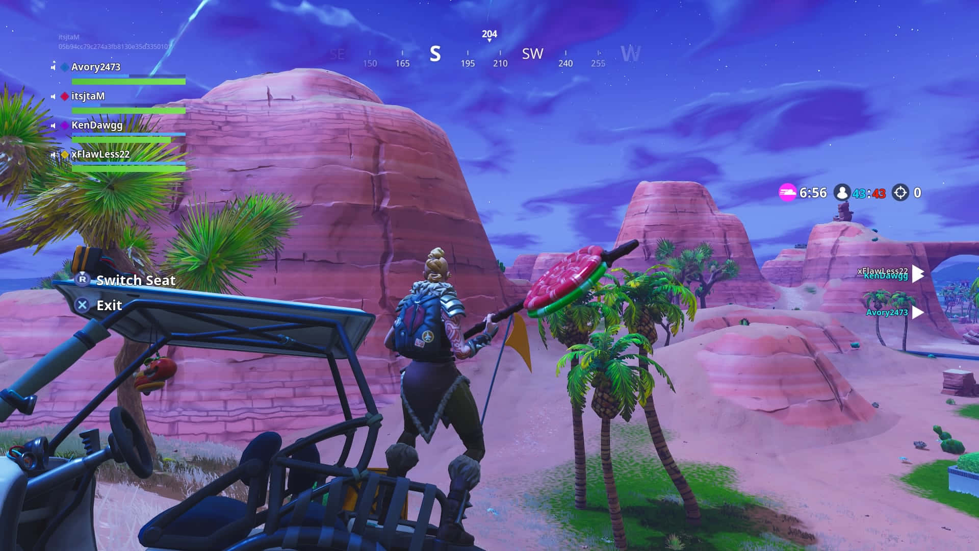 Fortnite玩家站在沙漠中的車輛附近，周圍有粉紅色岩石和棕櫚樹。