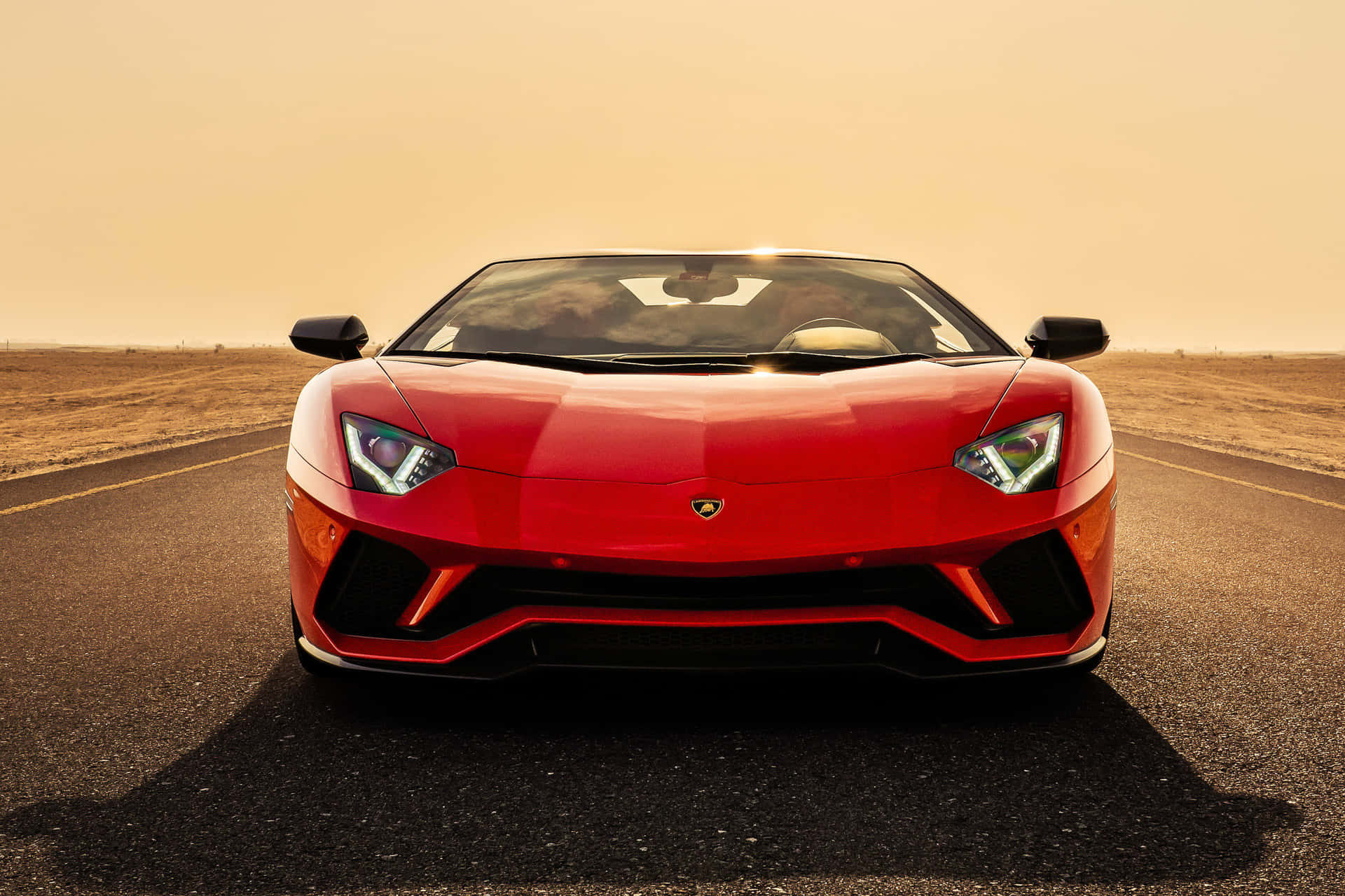 日落時沙漠道路上的紅色林寶堅尼 Aventador SVJ
