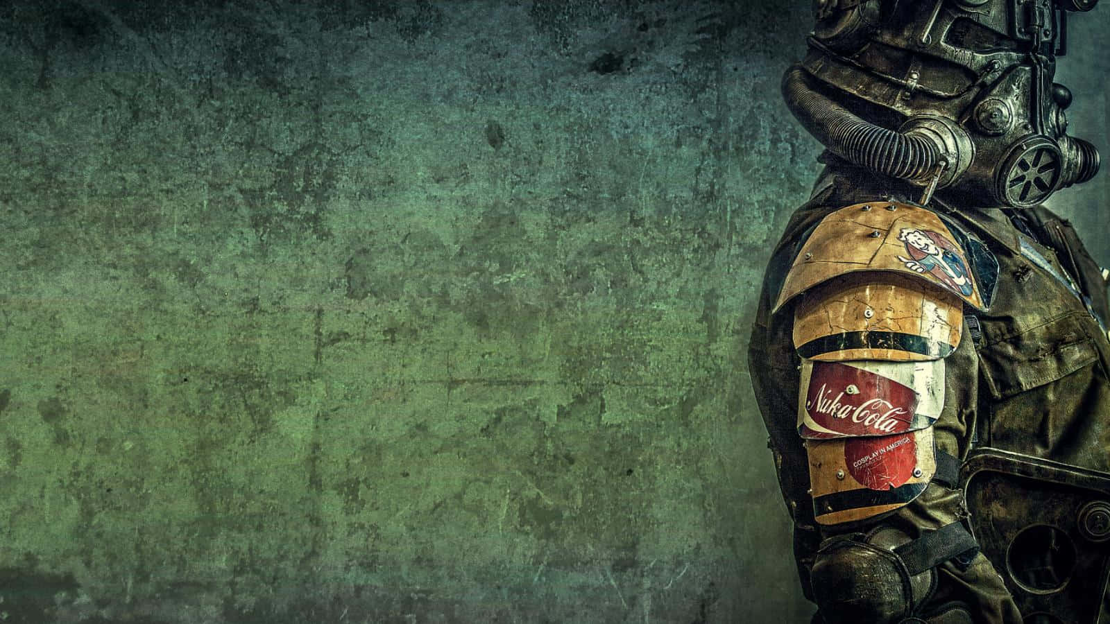 以時尚高清畫質探索《Fallout》世界 壁紙 — 一件破舊的動力裝甲服，上面有Nuka-Cola罐頭補丁，靠在一面骯髒的綠色牆上，背景是末日後設定。