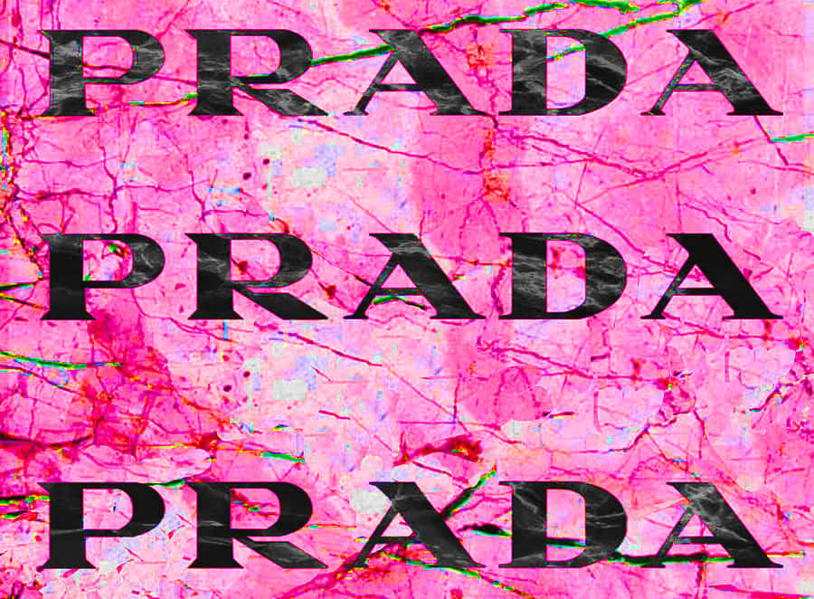 以普拉達提升你的時尚品味 壁紙 — 粗體黑色PRADA文字在充滿活力的粉紅色裂紋紋理上重複，帶有螢光綠色紋理。