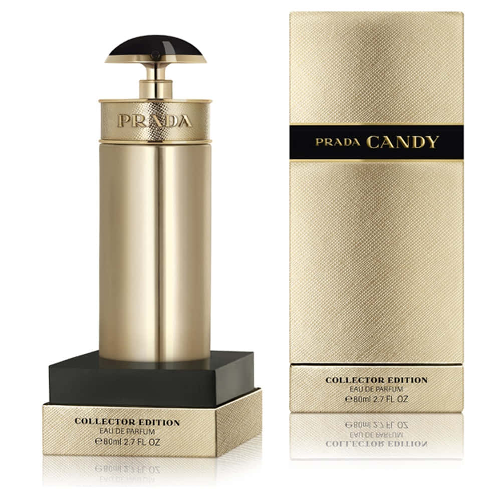 以普拉達穿出風采 壁紙 — 奢華的金色和黑色Prada Candy香水瓶及盒子在純白背景上閃耀，帶有細微反射。