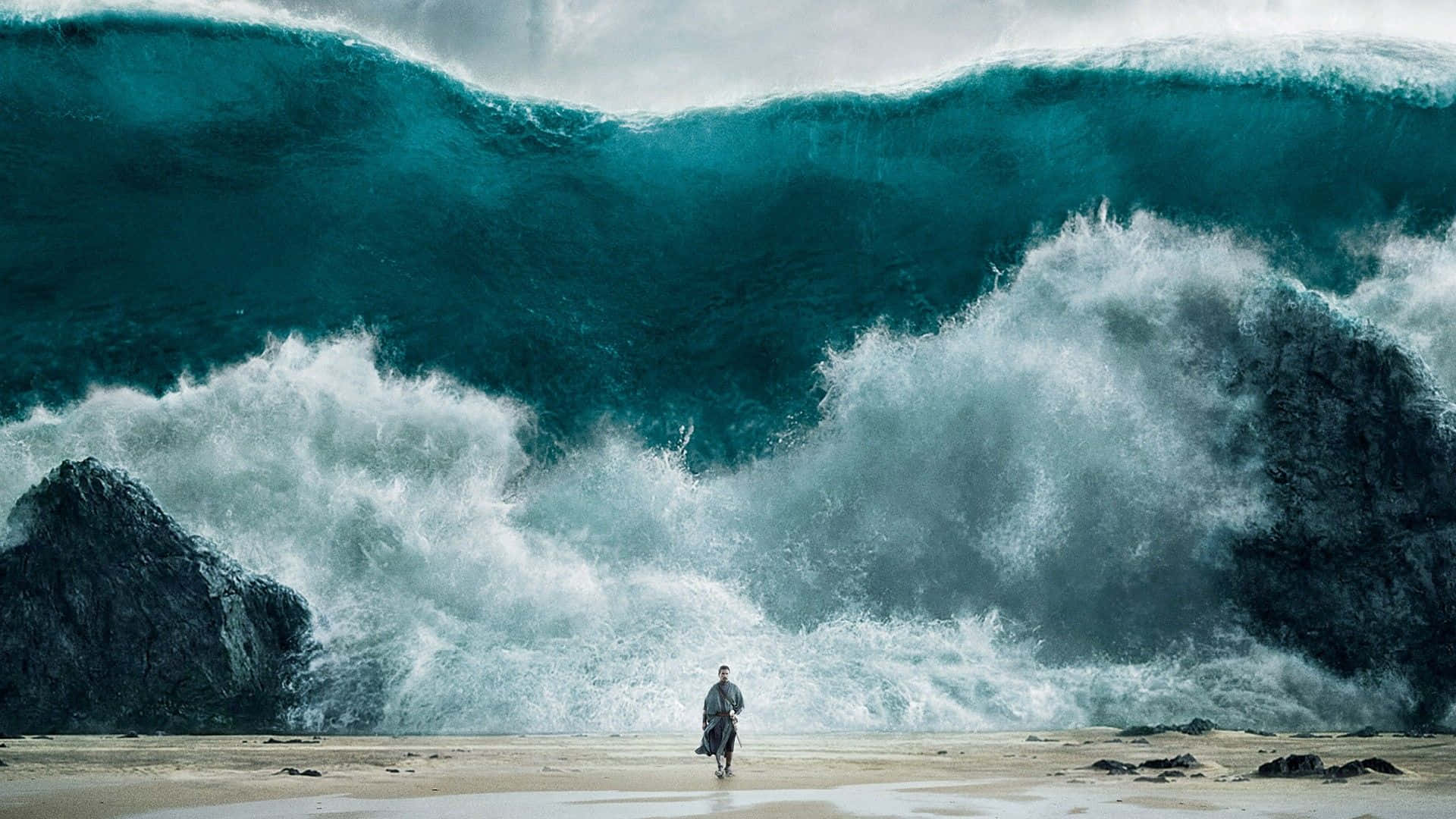 一個人在暴風雨的海灘上走向一個巨大的破碎波浪。