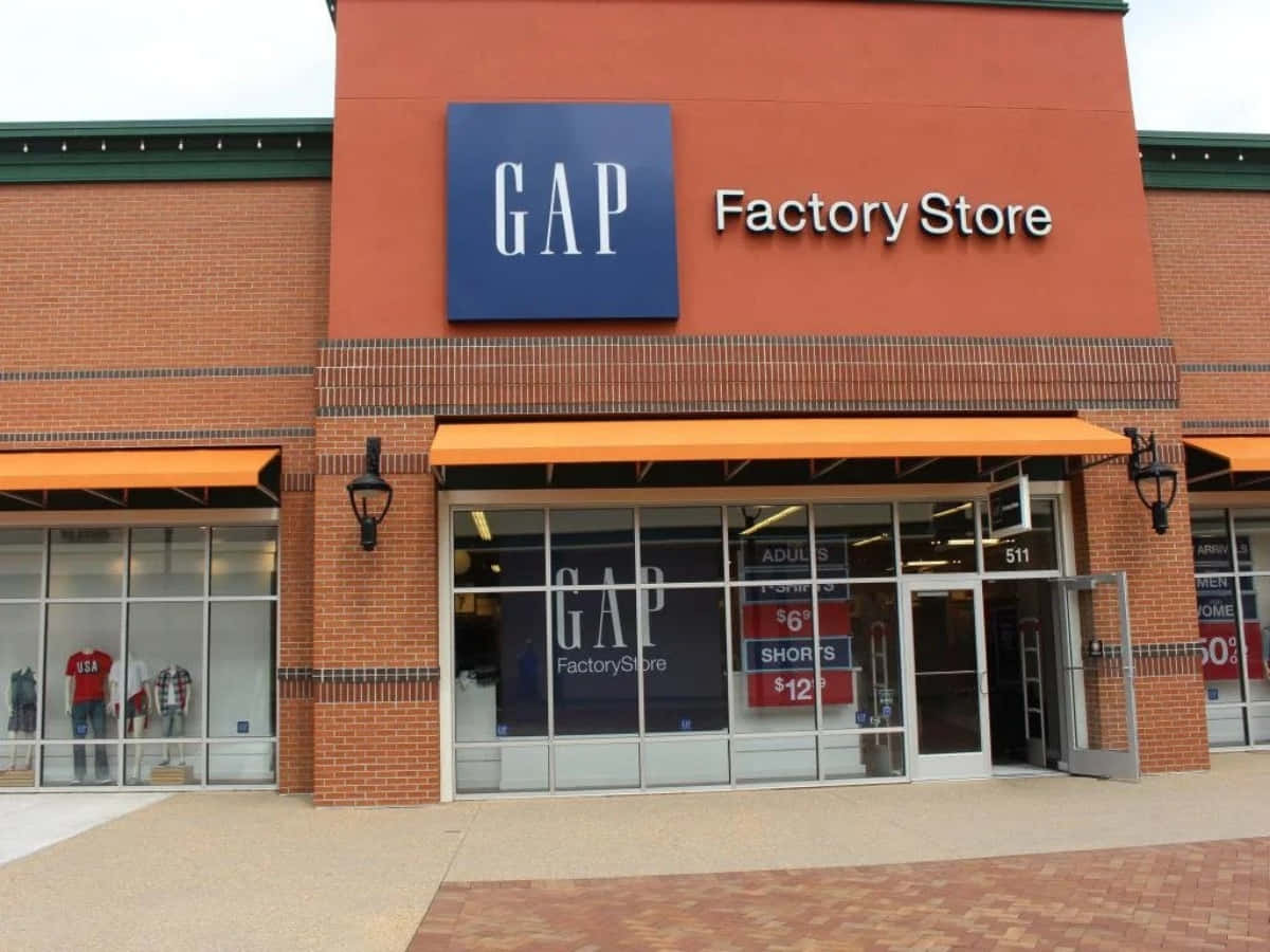 GAP Factory Store 店舖正面，磚牆和橙色遮陽篷，展示減價標誌。