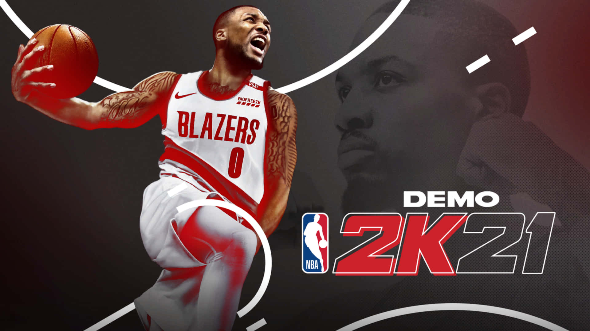 以最新版 NBA 2K21 全力以赴！ 壁紙 — 一名身穿Blazers球衣的動感籃球運動員，在帶有褪色肖像和NBA 2K21演示版品牌的深色背景前跳起持球。