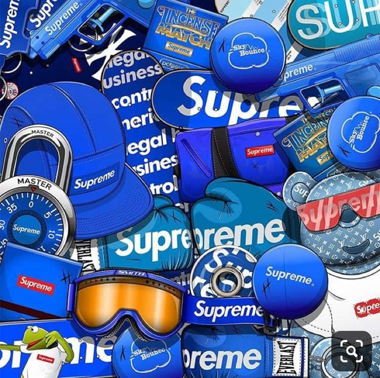 藍色Supreme品牌街頭服飾配件的密集拼貼畫。