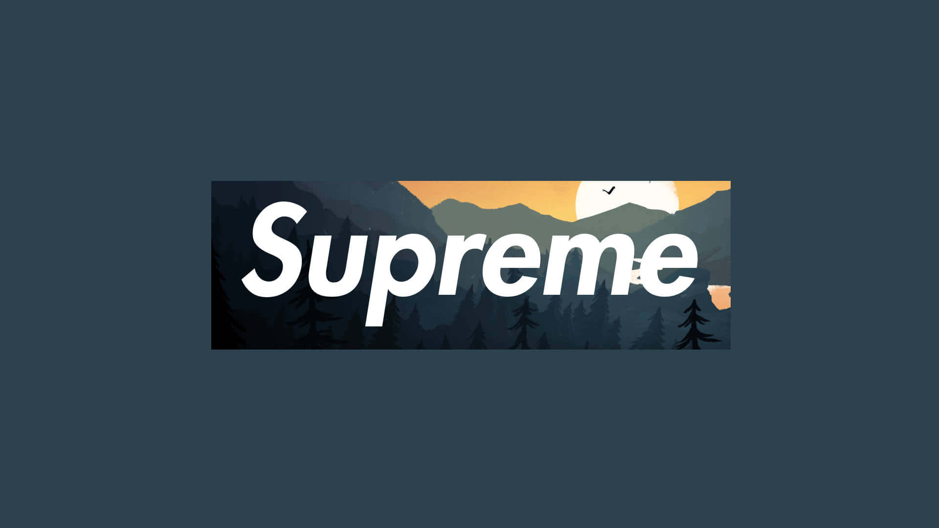 以最新藍色至尊煥然一新 壁紙 — 粗體白色字母的「Supreme」一詞疊加在一個風格化的山景日落場景上，場景中有松樹和一隻飛鳥。