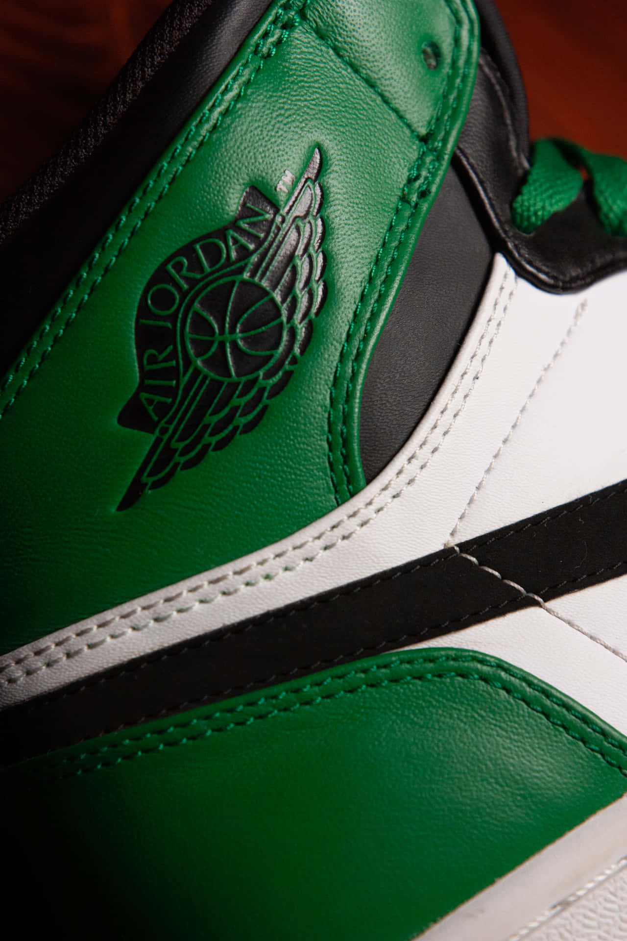 帶有刺繡標誌的綠色、黑色和白色 Air Jordan 運動鞋。