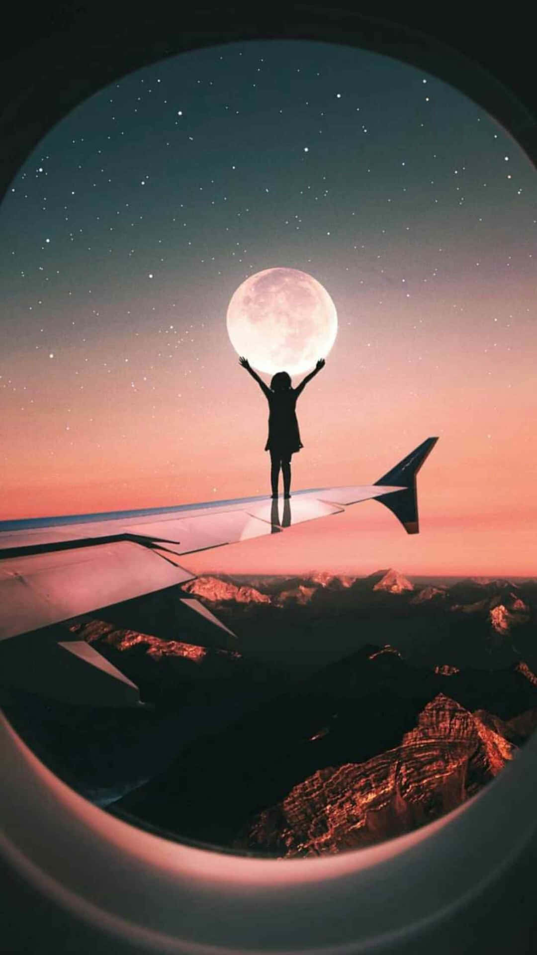 人站在飛機機翼上，在暮色中伸手觸碰月亮