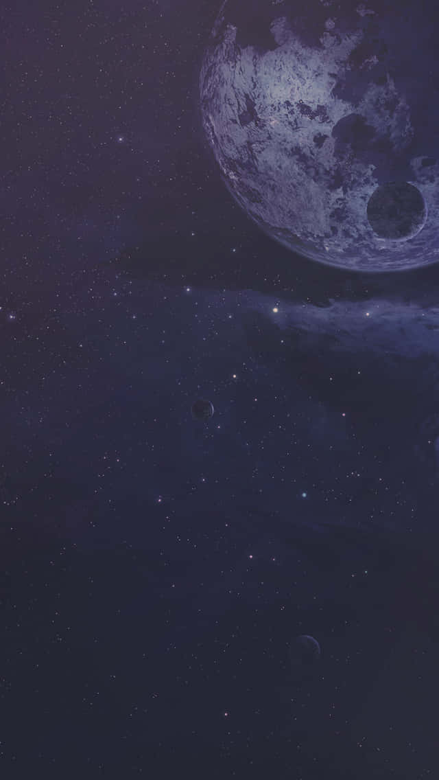 一個巨大的隕石坑月球在繁星點點的靛藍色夜空中漂浮，遠處有行星。