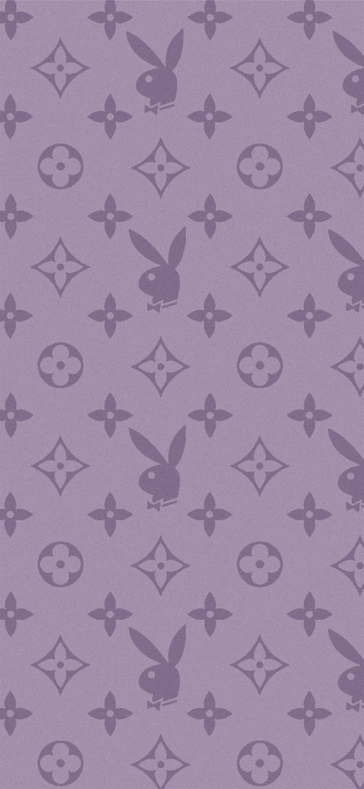 路易威登 桌布 壁紙 — 以柔和紫色色調重複出現的Playboy兔子和Louis Vuitton字母組合圖案。