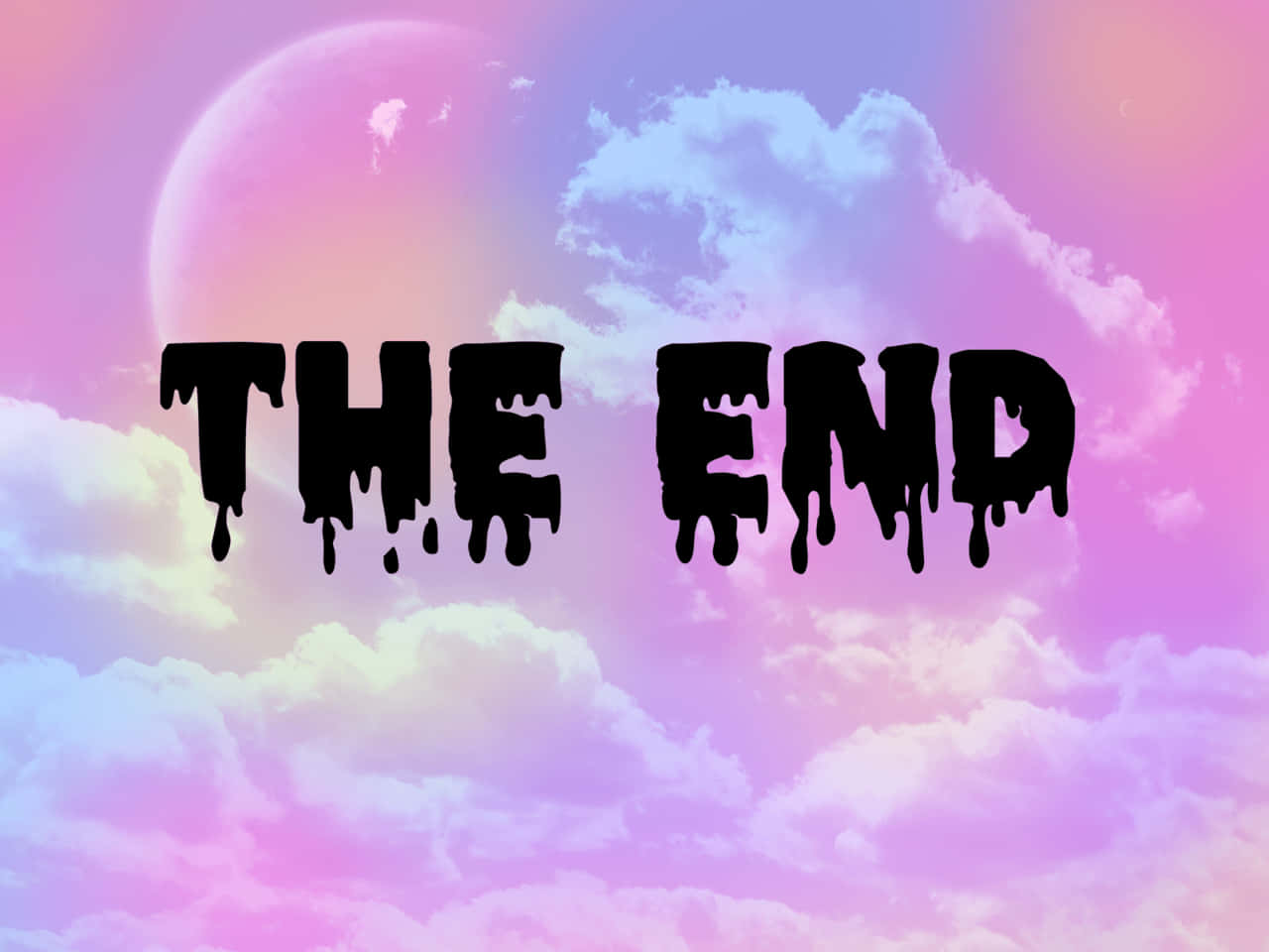 「The End」文字在夢幻粉彩天空上滴落黑色墨水，有月亮和雲朵。