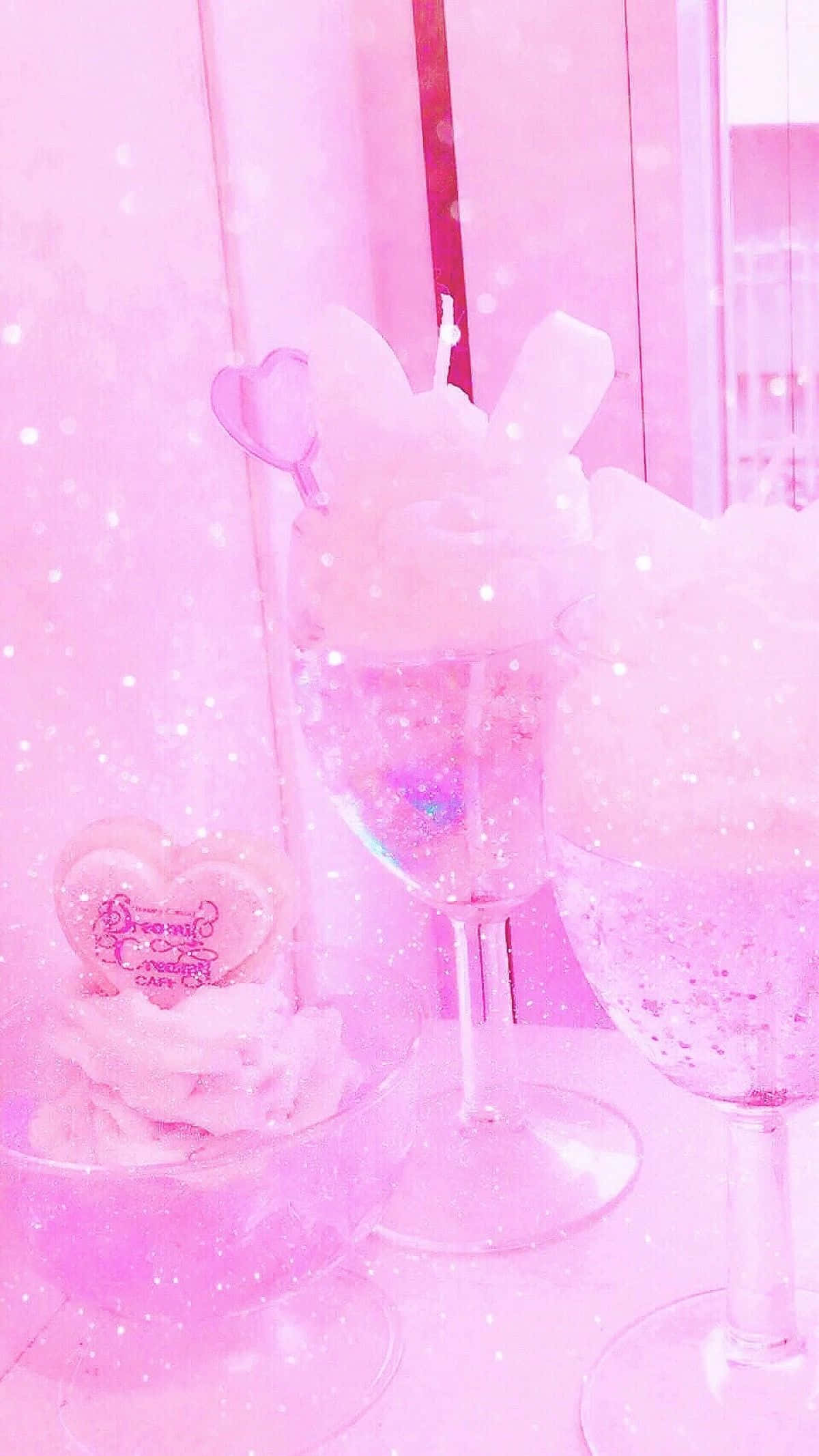 以柔粉美學打造你的夢幻天堂 壁紙 — 兩杯閃閃發光的粉紅色飲品，配有心形飲管和心形曲奇，置於夢幻的粉紅色閃亮環境中。