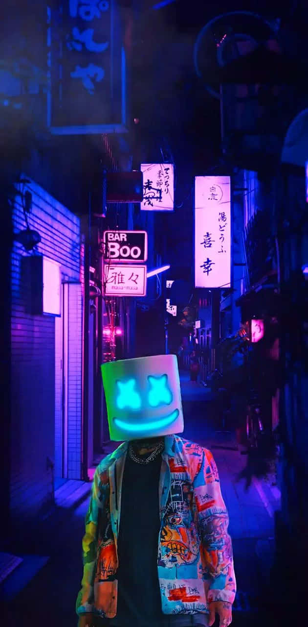 夜晚霓虹燈閃爍的東京小巷中戴着發光Marshmello面具的人。