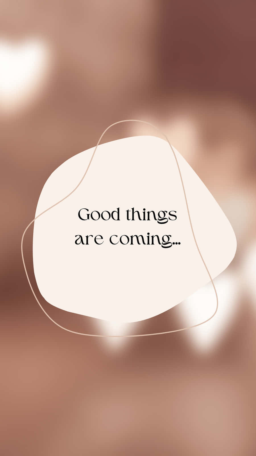 極簡勵志語句「Good things are coming...」置於米色抽象背景上。