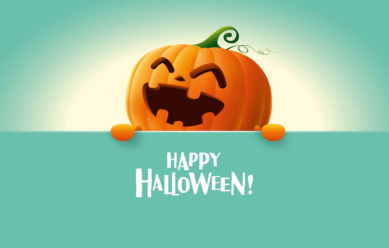 以歡樂節日桌面壁紙慶祝節日！ 壁紙 — 一個開心嘅卡通南瓜，咧嘴大笑，喺一個青綠色嘅橫幅上面探出頭嚟，橫幅上用白色字寫住「HAPPY HALLOWEEN!」。