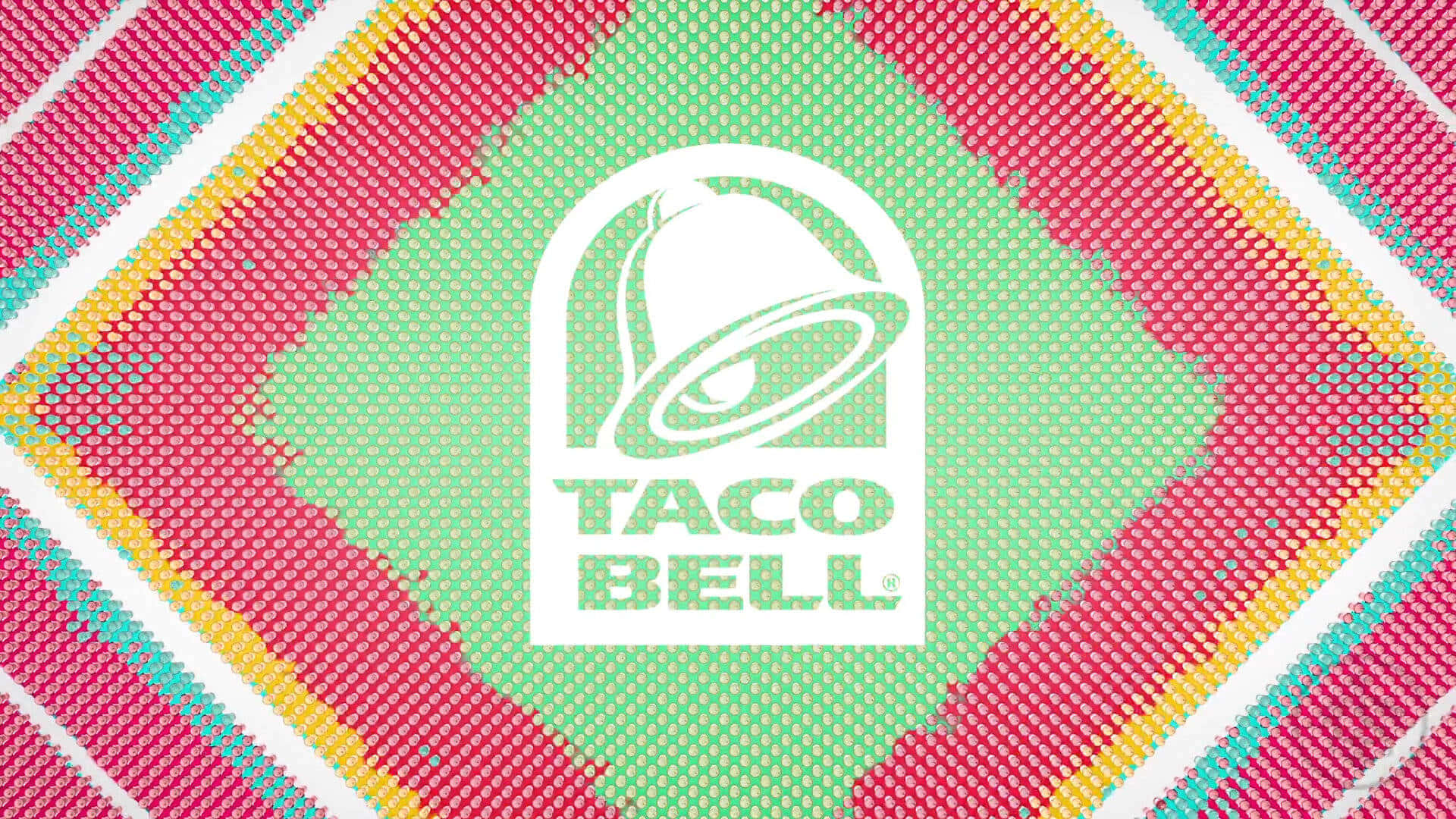 Taco Bell 標誌在帶有對角線條紋的彩色像素背景上。
