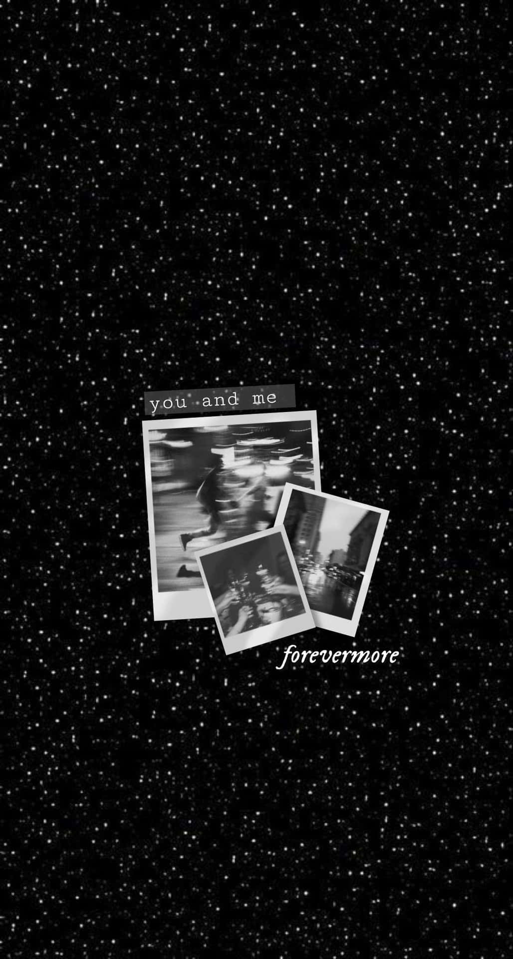 三張復古寶麗來照片，上面寫著 you and me forevermore，在星空夜空中漂浮。