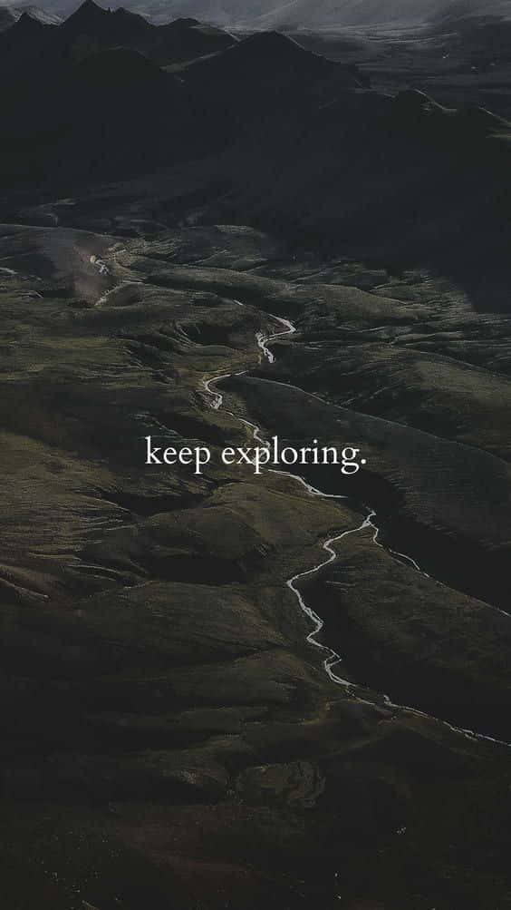 一條蜿蜒的河流流經黑暗起伏的山丘，帶有文字 keep exploring。