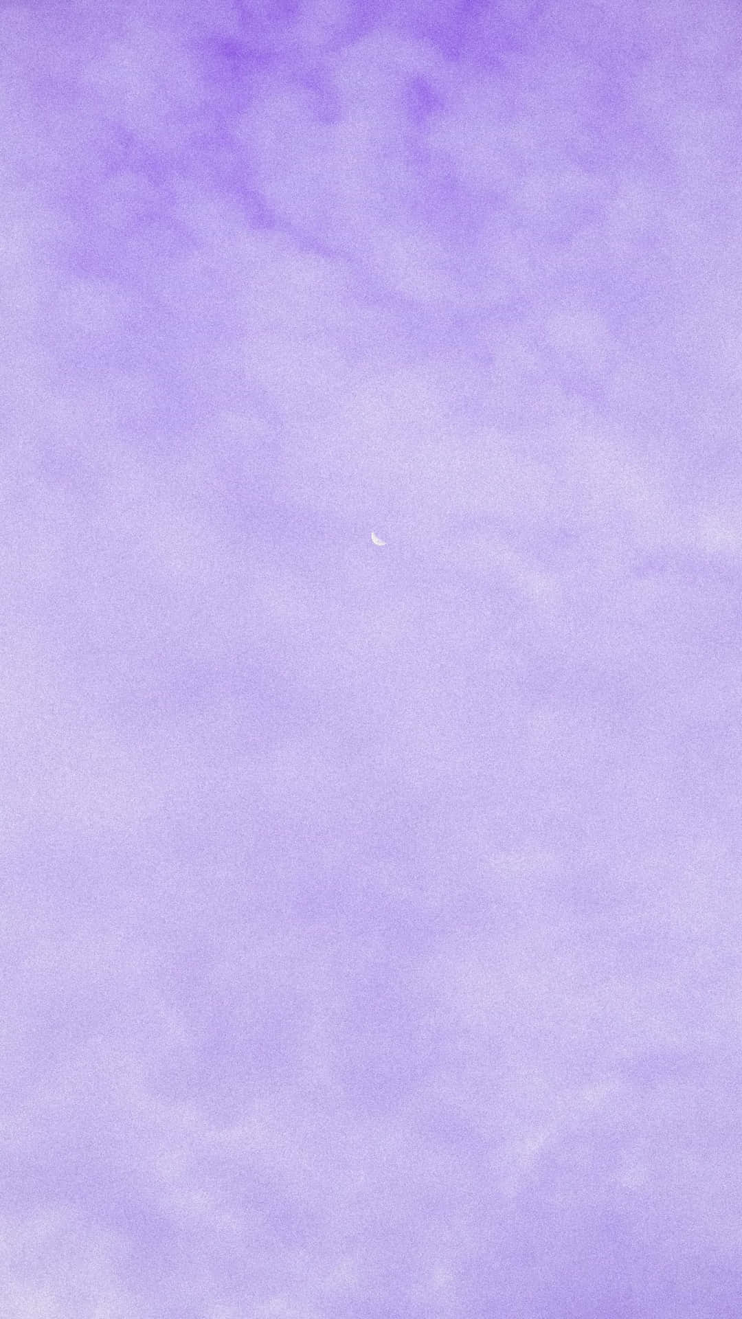 薰衣草色天空，有縷縷雲彩和新月