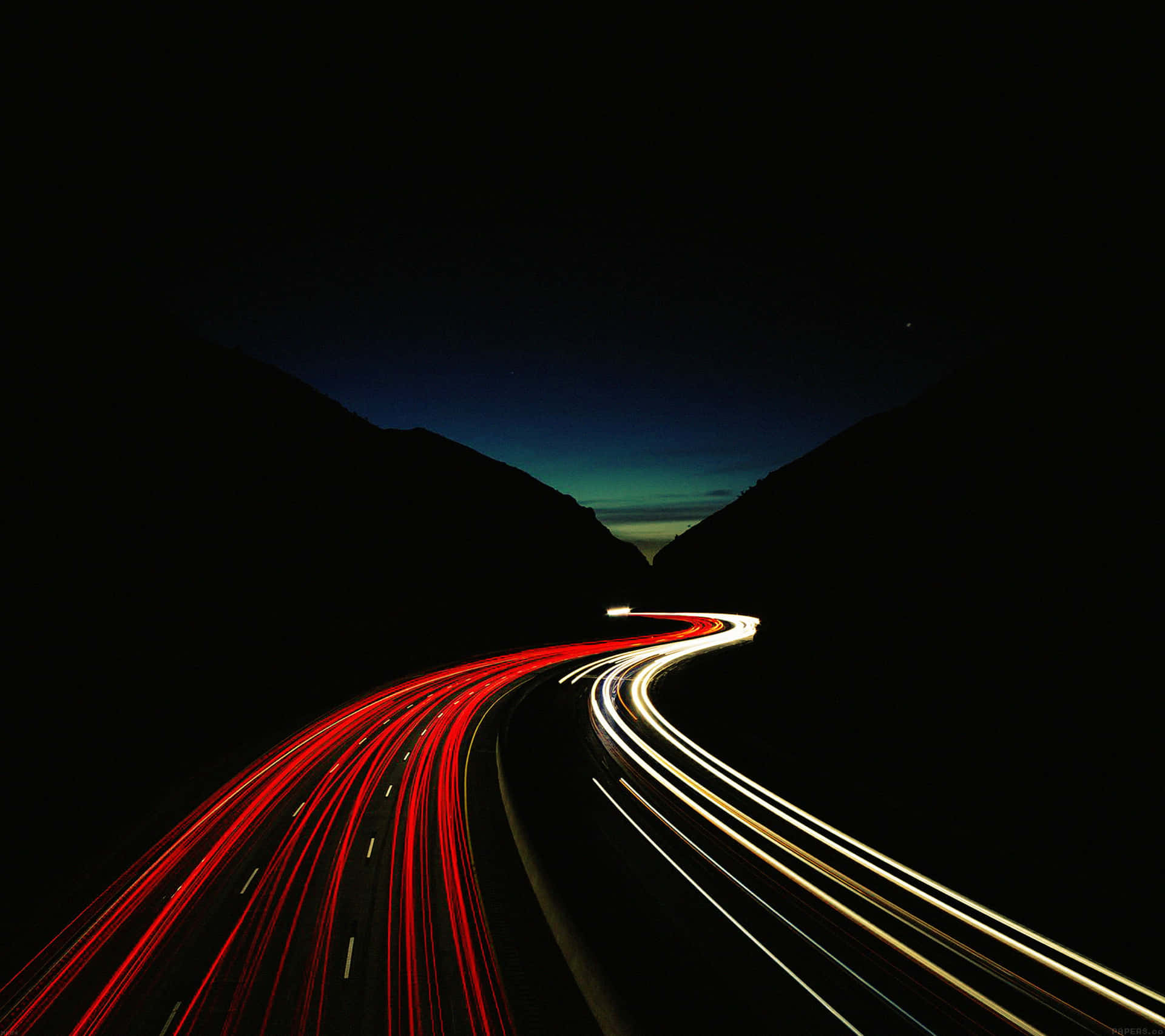 夜晚蜿蜒山路上車燈的長時間曝光。
