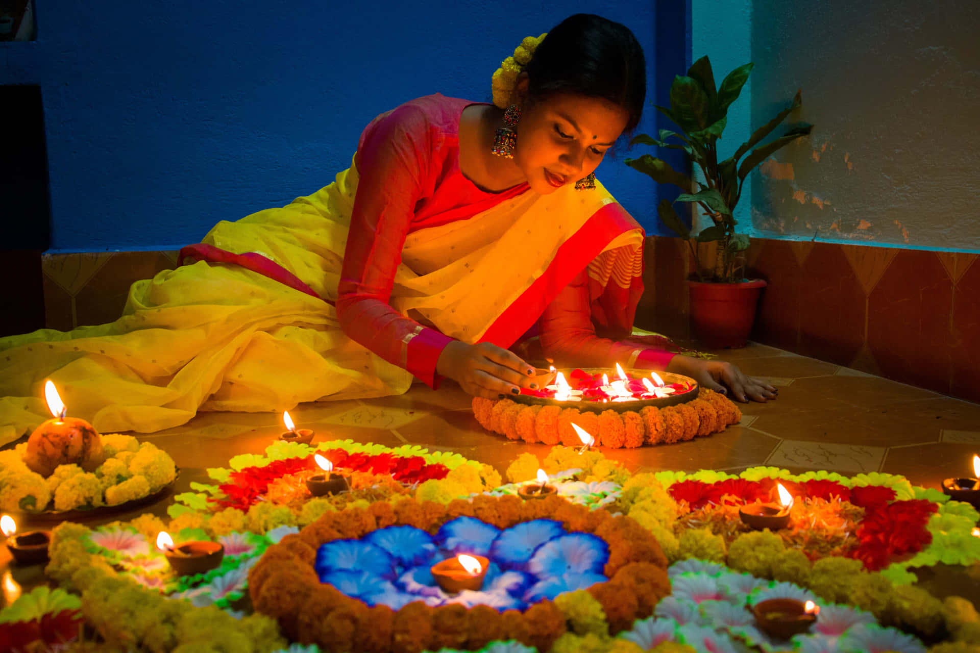 女性在文化儀式中點燃花卉圖案的儀式蠟燭。