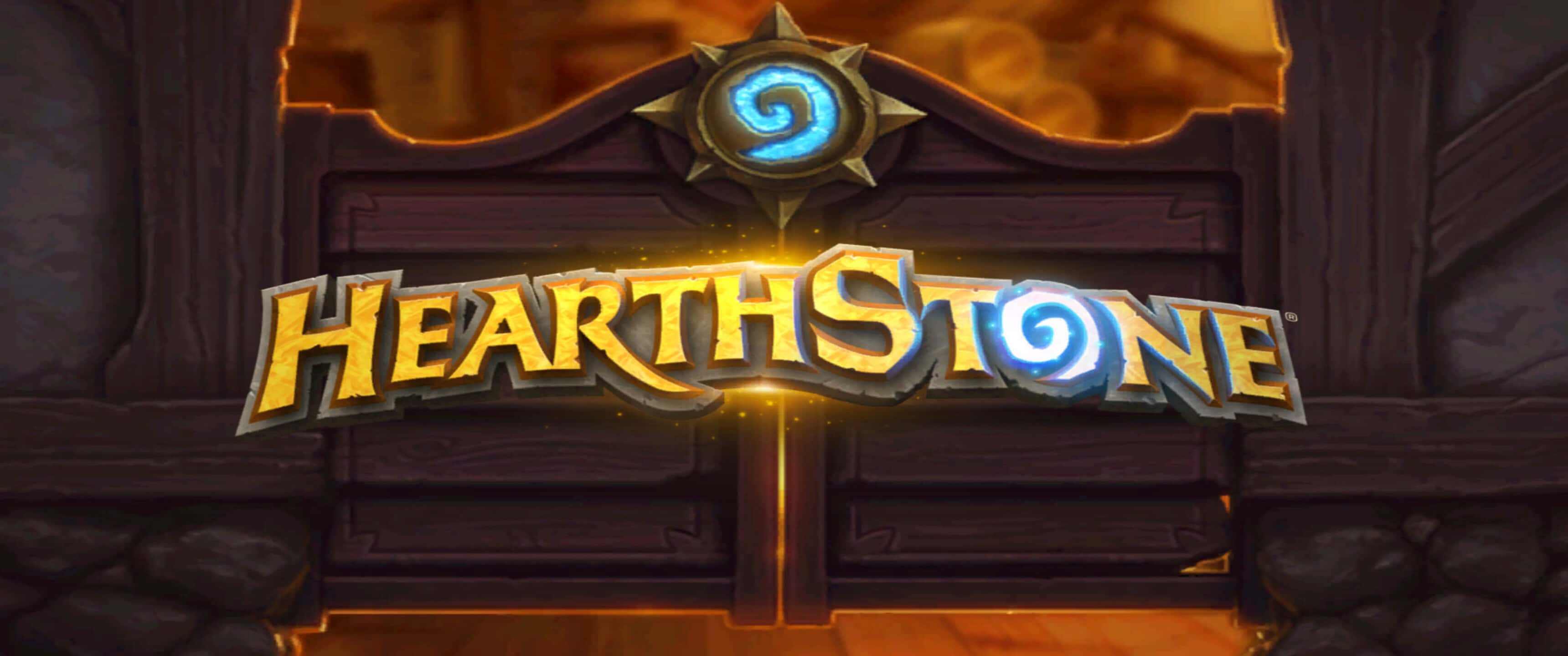 以爐石傳說進行激烈的卡牌對決 壁紙 — 發光的Hearthstone標誌在木門上閃耀，上方有一個藍色漩渦標誌。