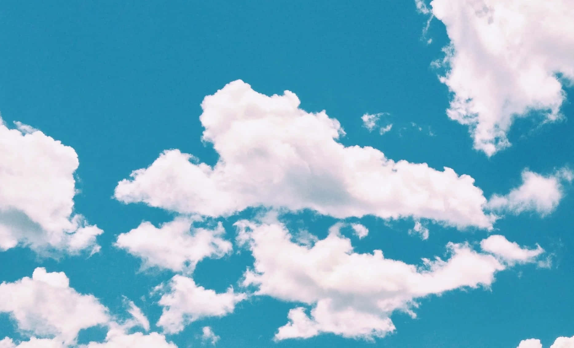 蓬鬆的白雲在晴朗的日子裡漂浮在明亮的藍天上。