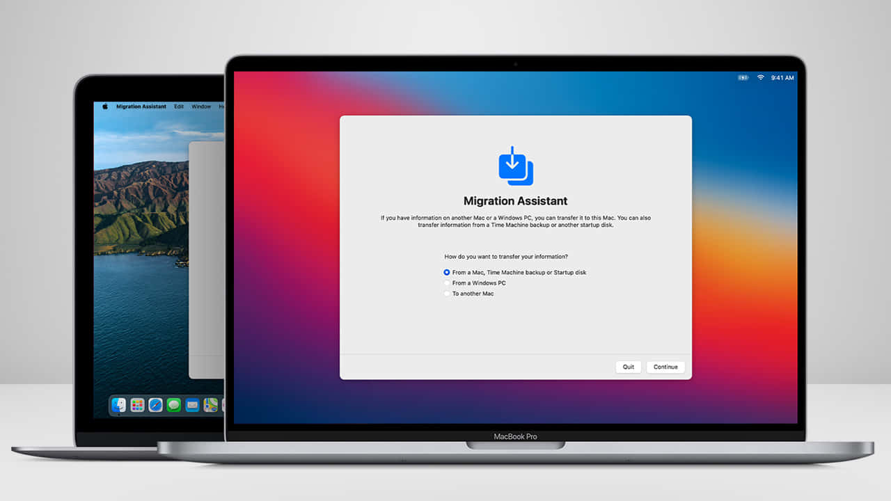 兩部 MacBook 顯示「移轉輔助程式」，背景為山湖。