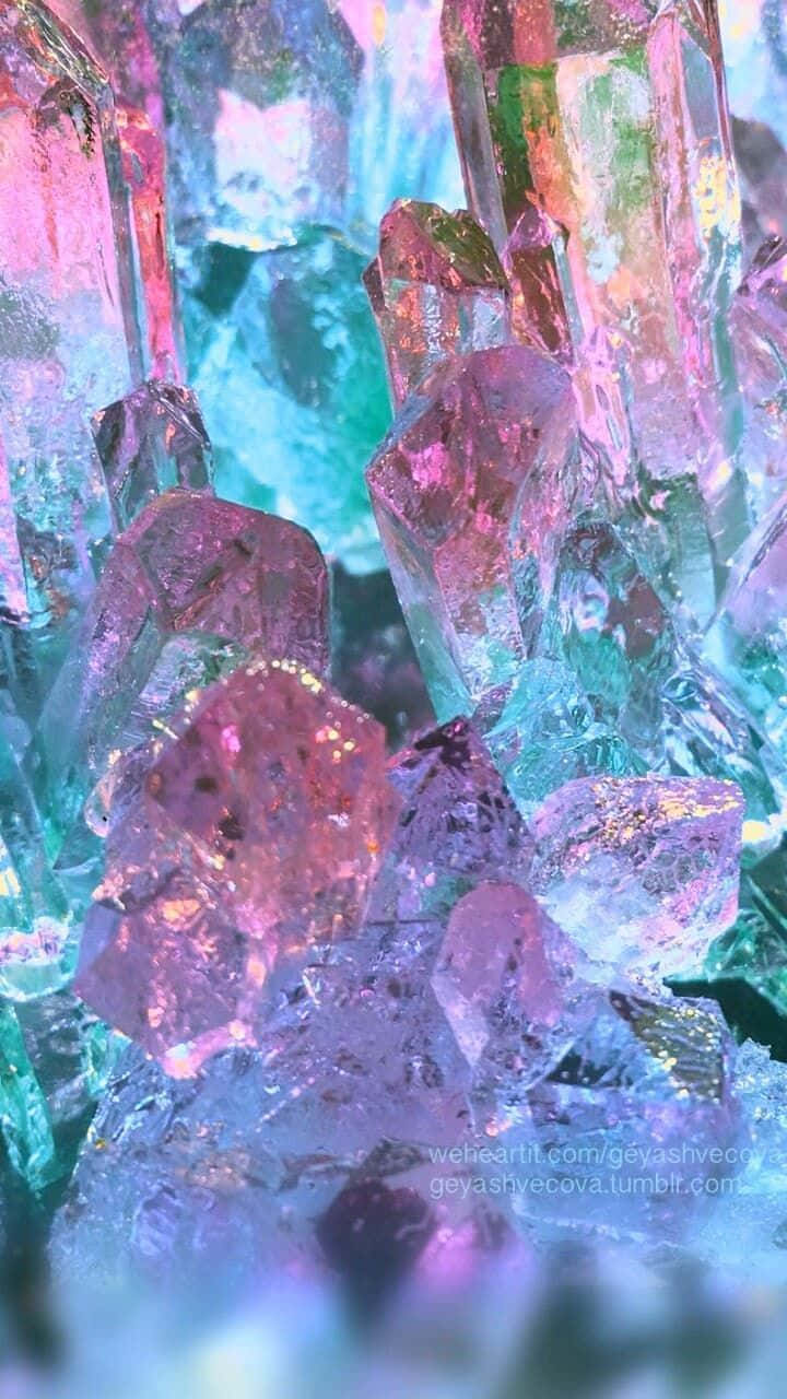 以療癒水晶喚醒你的真正潛能 壁紙 — 充滿活力的粉紅色和藍綠色水晶結構在特寫微距鏡頭中散發出彩虹般的光芒。