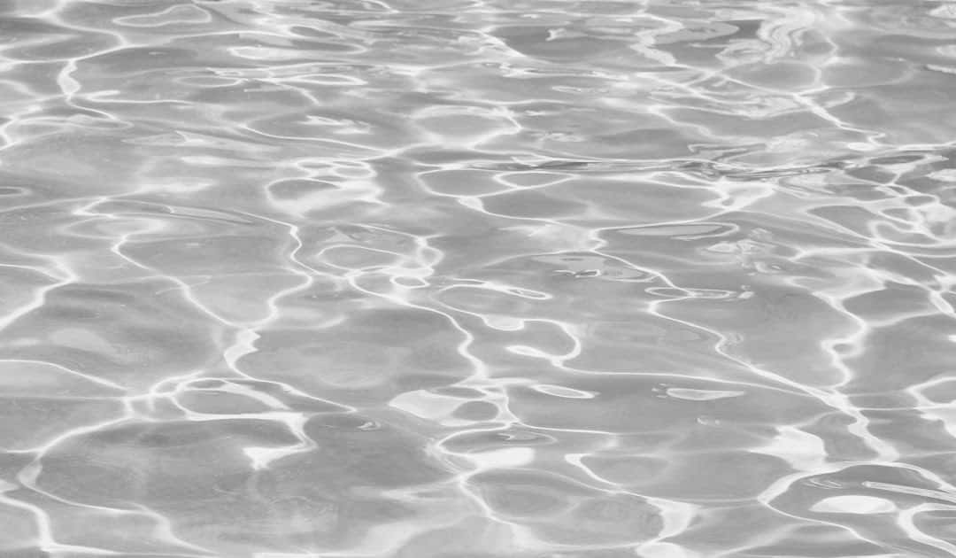 水面漣漪與陽光圖案
