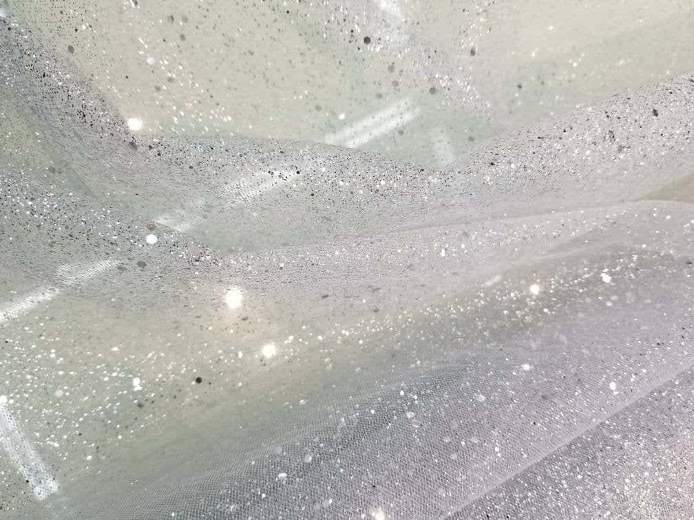 帶有閃粉和柔軟皺褶的白色薄紗