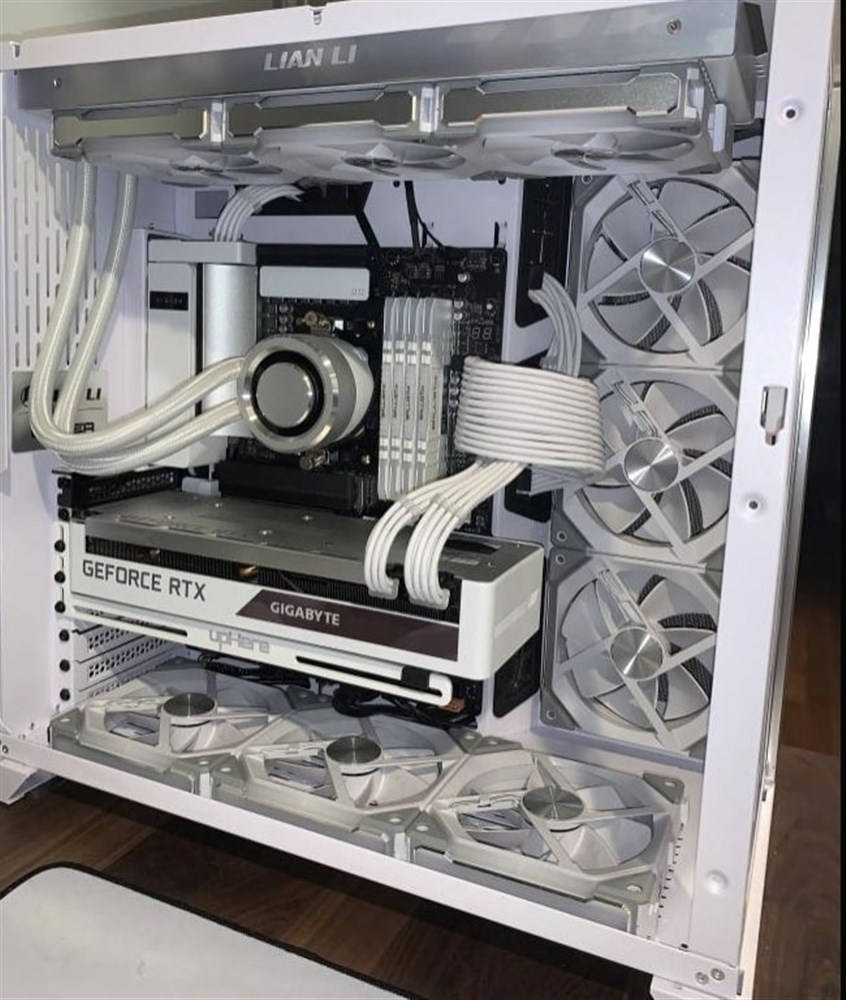 以白色電腦提升工作效率 壁紙 — 一個純白色的自訂PC機箱，內部精心組織，配備液體CPU冷卻器和多個風扇。