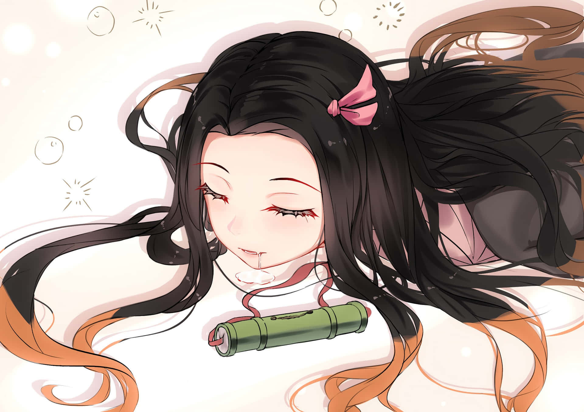 黑髮粉紅蝴蝶結的動漫女孩睡著，身旁有竹劍。
