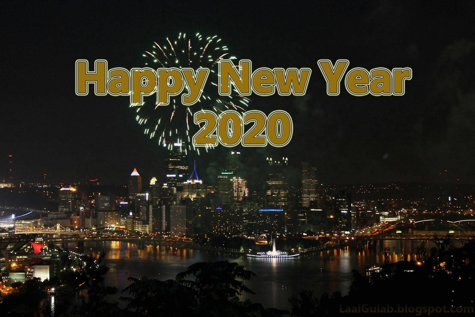 煙花在明亮城市天際線上綻放，慶祝2020年新年。
