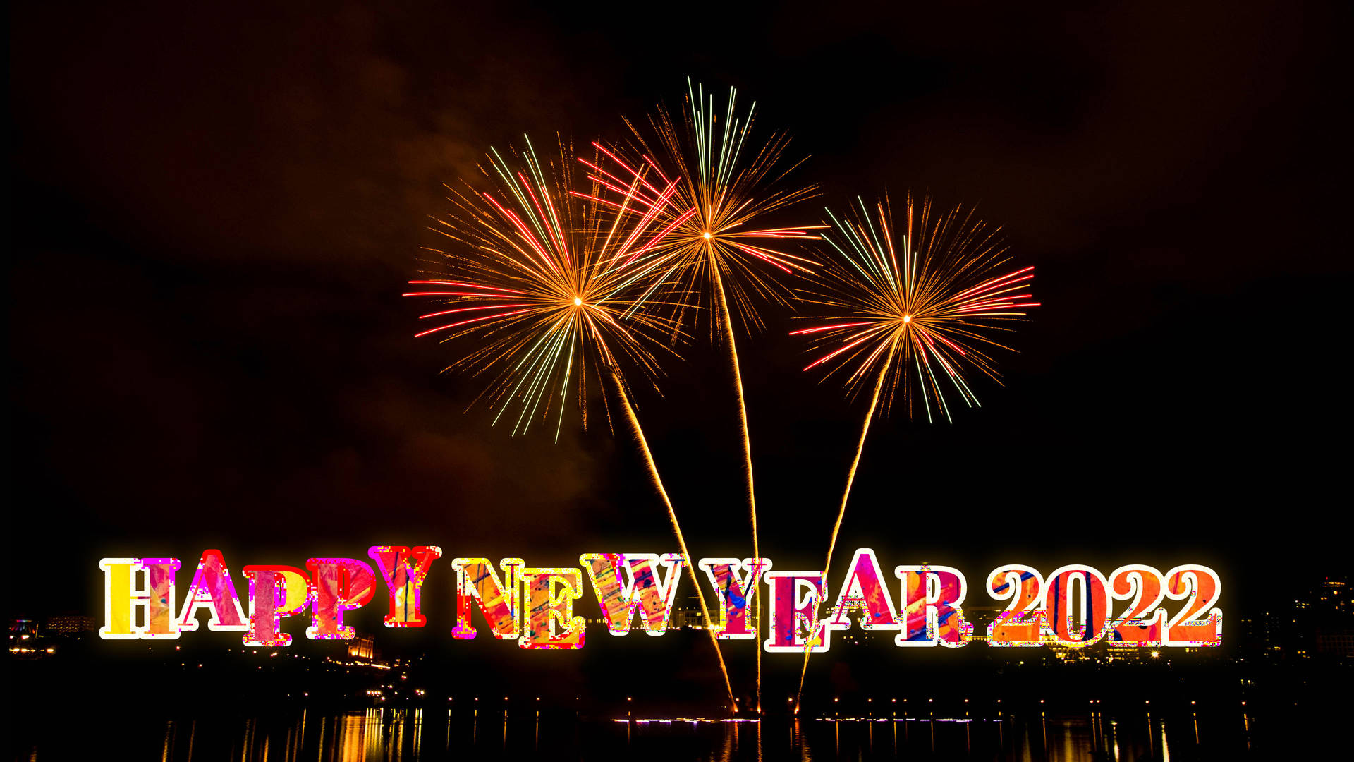 煙火在水面上綻放，'Happy New Year 2022' 以彩色字母閃耀。
