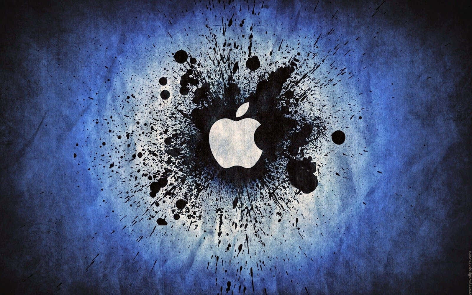 白色Apple標誌被黑色墨水飛濺環繞，置於藍色紋理背景上。