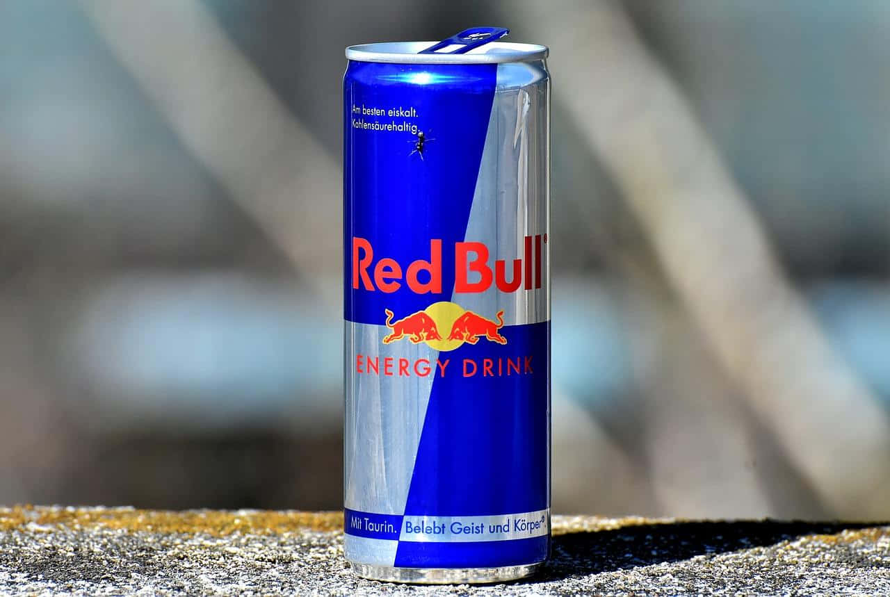 在明亮陽光下，石頭表面上的Red Bull能量飲料罐。