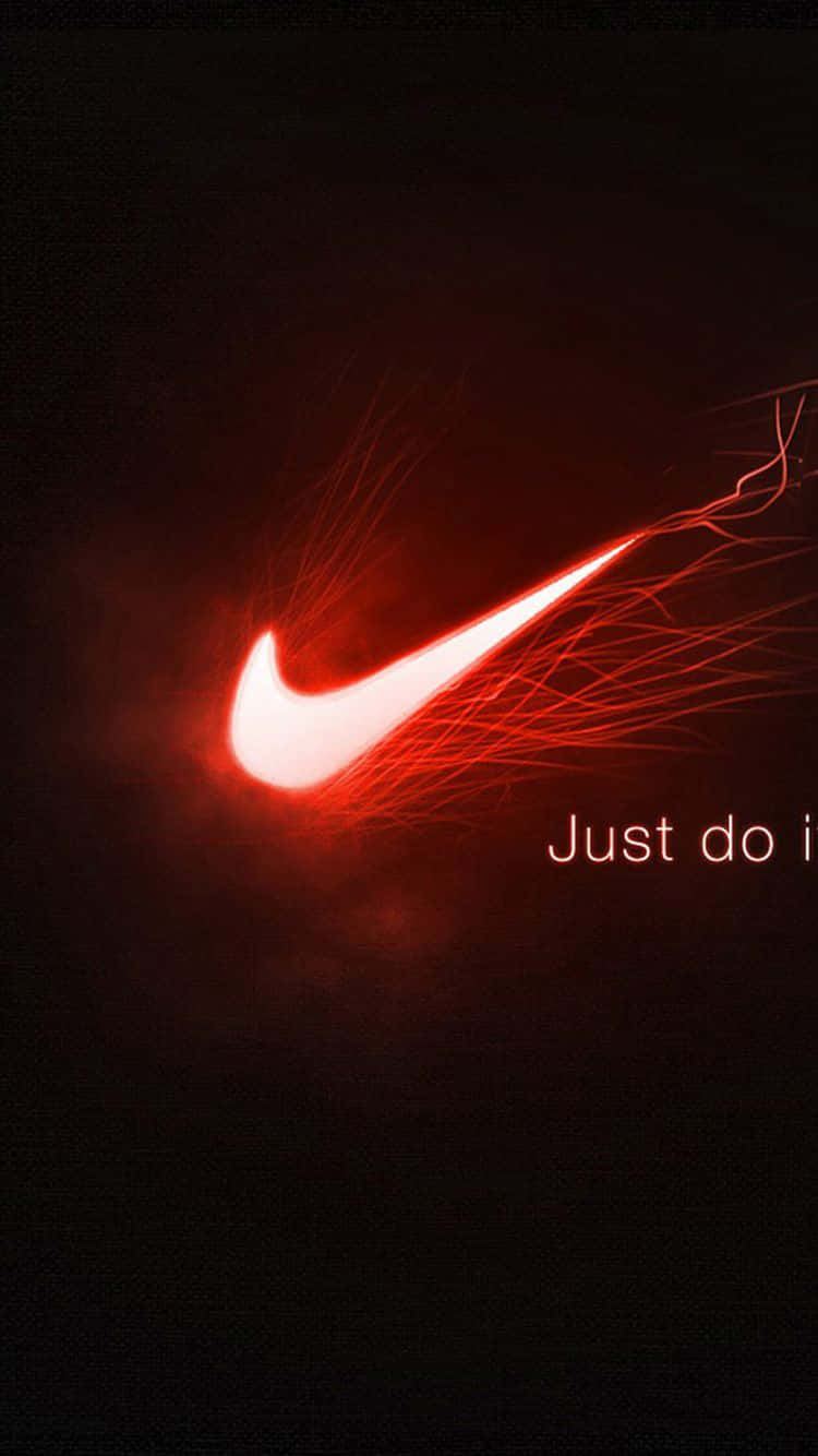 以紅色Nike運動鞋展現你的熱情 壁紙 — 一個發光的紅色Nike剔號在深色背景上爆發出火熱能量，並帶有柔和紅色的文字「Just do it」。