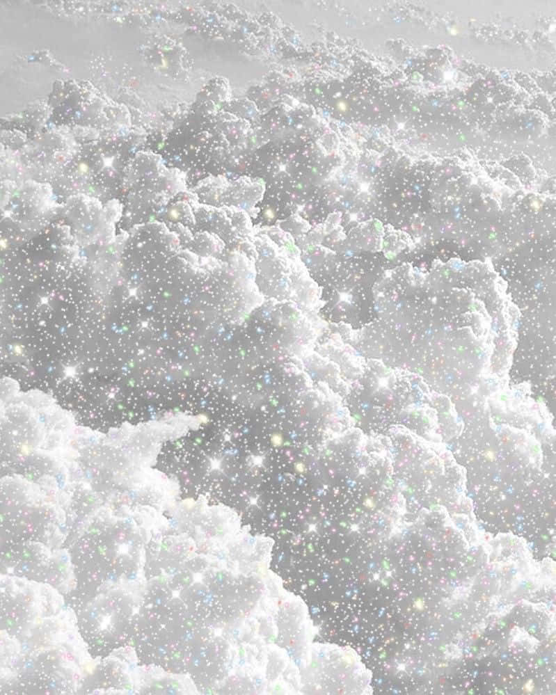 雲朵在灰色天空中閃爍著彩色閃粉