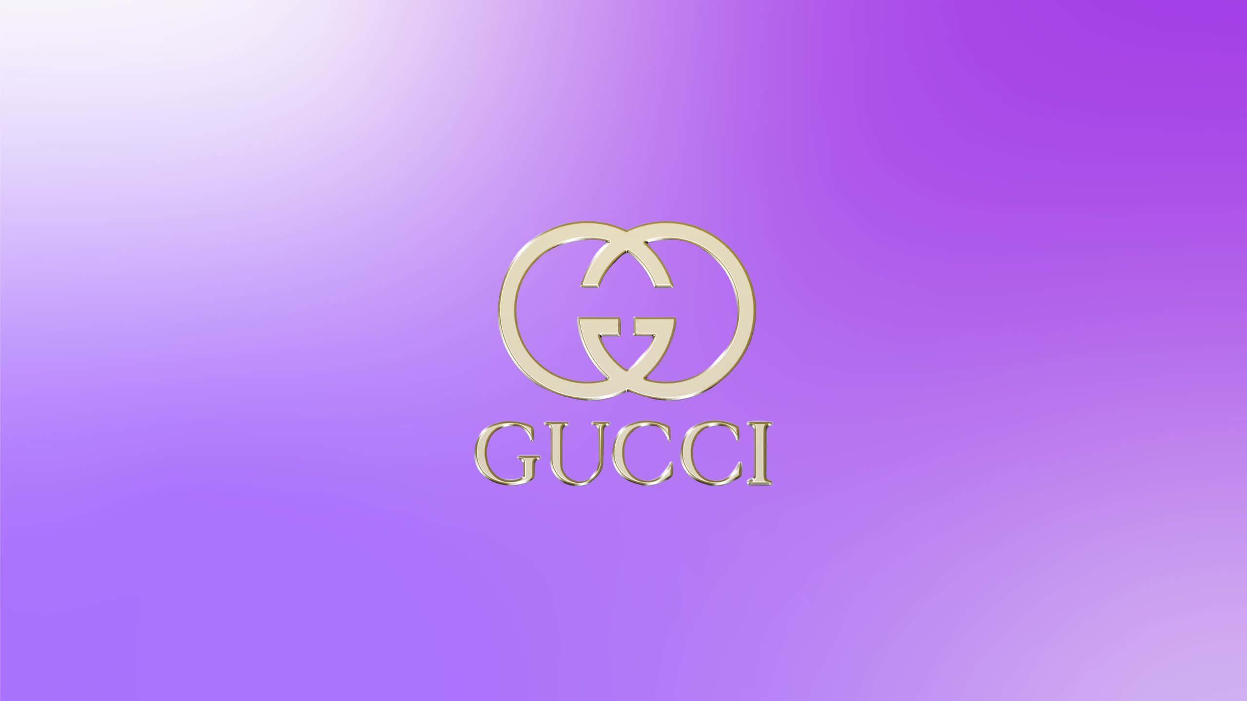 以紫羅蘭 Gucci 展現時尚風采 壁紙 — 金色Gucci標誌居中於柔和的紫色漸變背景上，光線從左上角照射。